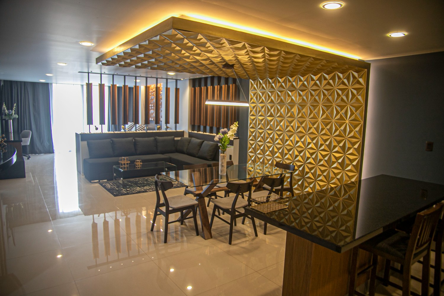Sala y comedor de una Grand Suite en Business Suites Kepler