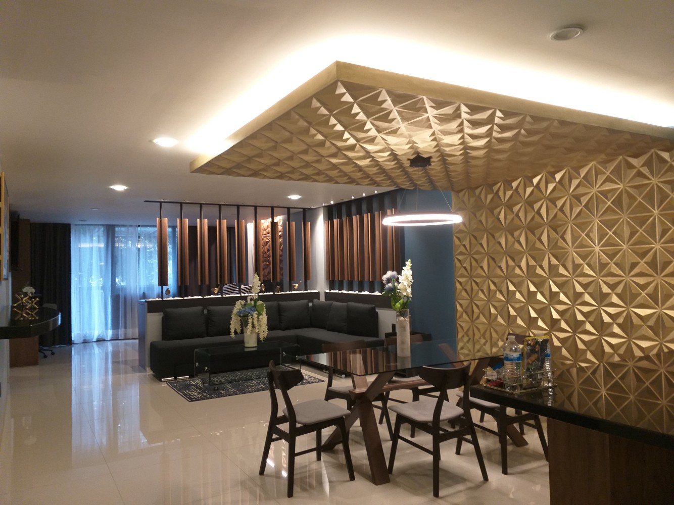 Amplia sala y comedor de una Grand Suite
