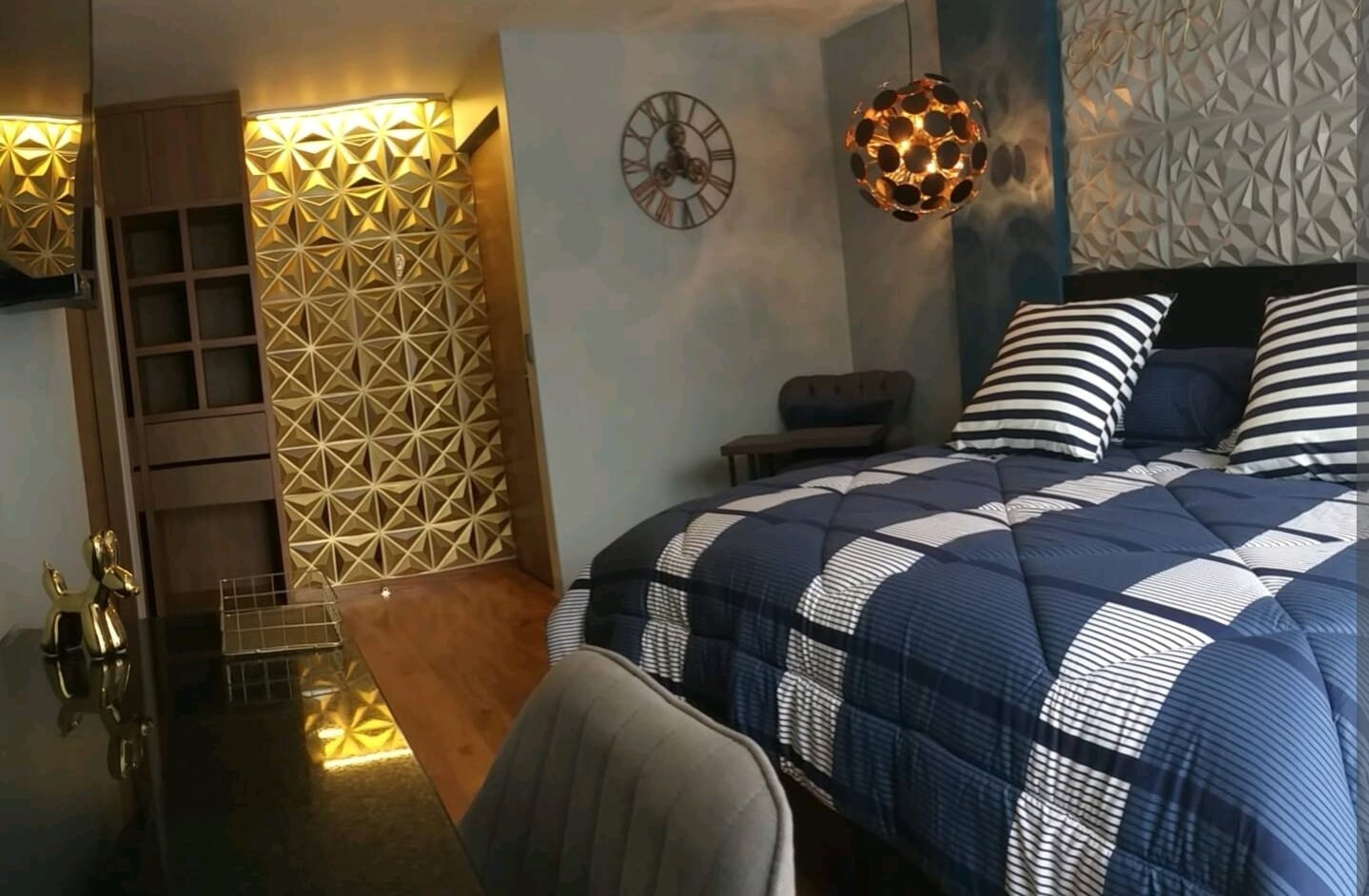 Habitación King con cama y escritorio