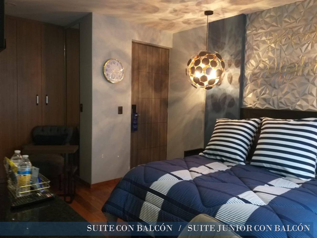 Habitación Queen con cama y área de trabajo